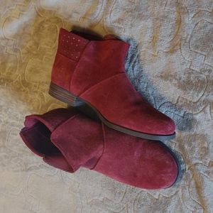Red Kookaburra by UGG ankle boots with Ortholite insoles, size 8